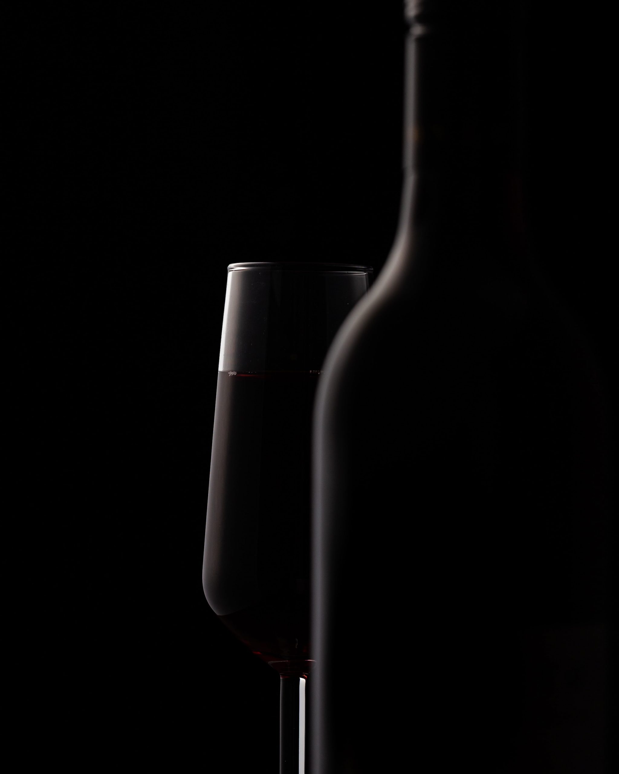 Silueta de copa y botella de vino Simon Vinos